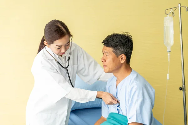 Patiente Âgée Asiatique Sur Lit Hôpital Discutant Avec Une Femme — Photo
