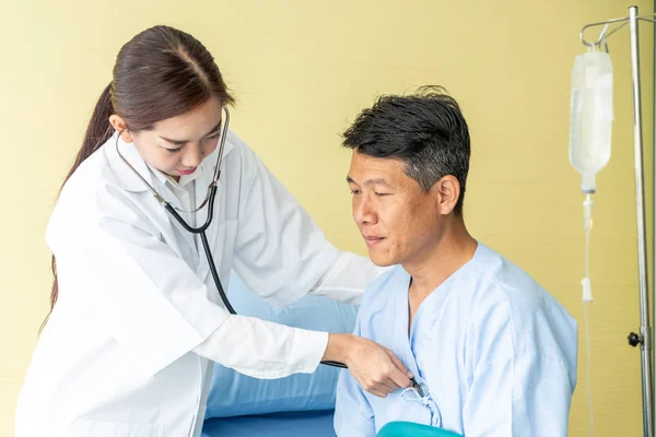 Patiente Âgée Asiatique Sur Lit Hôpital Discutant Avec Une Femme — Photo