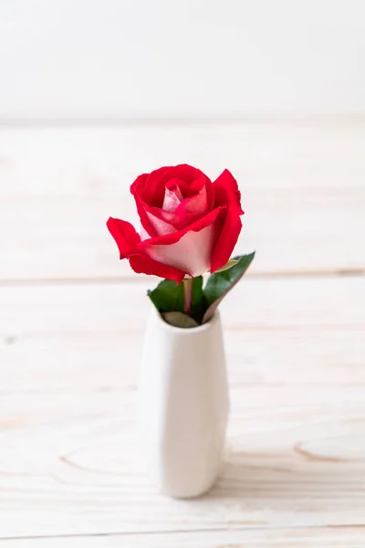 Красная Роза Фоне Дерева — стоковое фото