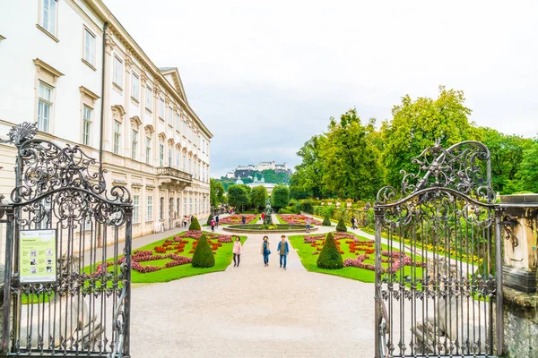 Salzburgo Áustria Agosto 2018 Turistas Que Caminham Pelo Palácio Jardins — Fotografia de Stock