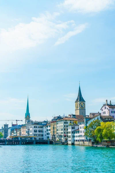 Zürcher Innenstadt Mit Frau Und Grossmünsterkirchen Und Limmat Zürichsee — Stockfoto