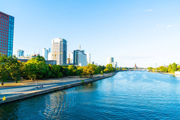 Небо над Франкфуртом-на-Майне в светлое время суток
.