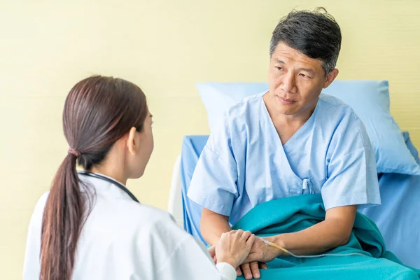 Médica Asiática Tranquilizadora Sua Mão Paciente Sênior Ponto Foco Seletivo — Fotografia de Stock