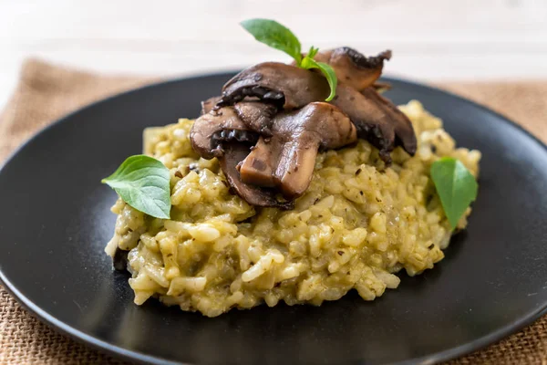 Hausgemachtes Pilzrisotto Mit Pesto Und Käse — Stockfoto