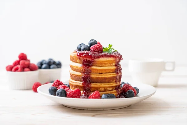 Panqueca Souffle Com Framboesas Frescas Mirtilos — Fotografia de Stock