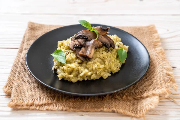 Hausgemachtes Pilzrisotto Mit Pesto Und Käse — Stockfoto