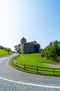 Güzel mimari Kalesi'nde Vaduz, Liechtenstein Prens mavi gökyüzü ile resmi konutu