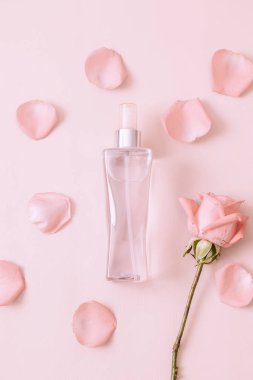 parfüm şişesi ile rose petal arka plan üzerinde