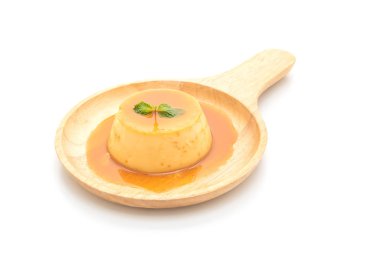 Ev yapımı karamel kremalı puding beyaz arka plan üzerinde izole