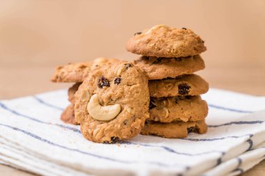 Kuru üzüm ve kavrulmuş kaşu fındık ile tatlılar