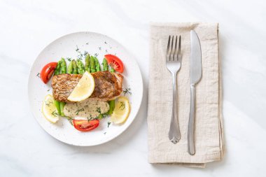 Izgara balık bifteği.