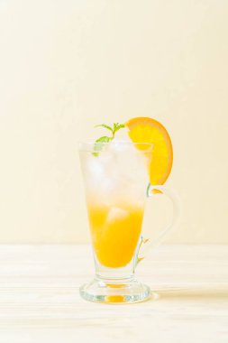 yanında da soda ahşap masa portakal suyu