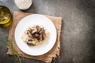 Mantar ve peynir ile ev yapımı risotto