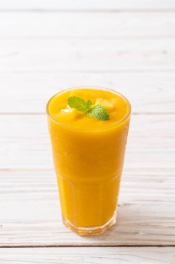 taze mango smoothies - sağlıklı yiyecek ve içecek konsepti