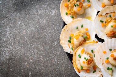 Kızarmış deniz tarağı, tereyağı ve sarımsak.