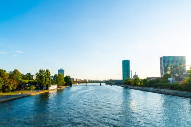 Frankfurt am Main manzarası twilight saat sırasında.