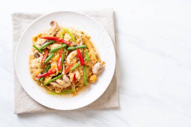 Karıştırılmış kalamar ya da tuzlu yumurtalı ahtapot - Asya deniz ürünleri tarzı