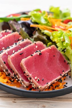 Taze ton balığı ve sebze salatası. Sağlıklı yemek.