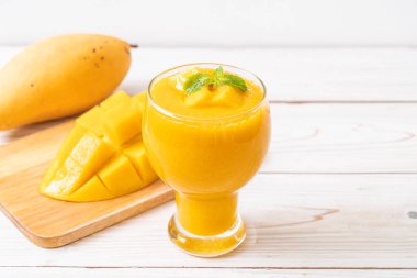 taze mango smoothies - sağlıklı yiyecek ve içecek konsepti