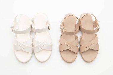 Kadınlar beyaz arka plan üzerinde izole sandalet deri