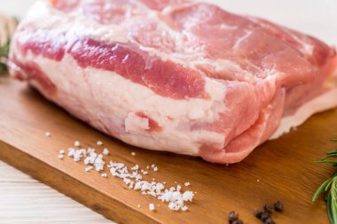 taze domuz ham filetosu ahşap tahta üzerinde