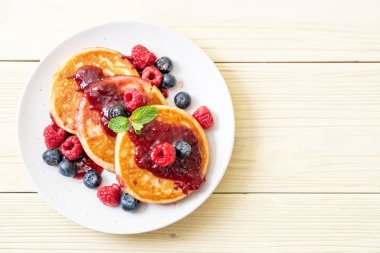 Taze ahududu ve yabanmersinli gözleme.