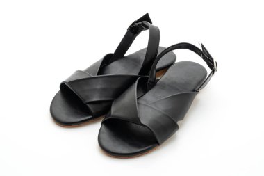 Beyaz arka plan üzerinde izole slingback ile moda erkek ve kadın deri sandaletler