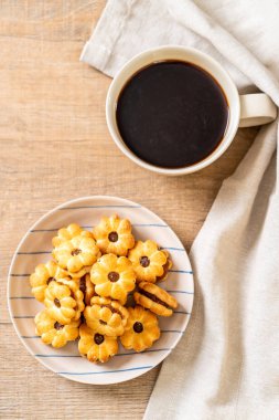 Hindistan cevizli bisküvi ve ananas reçeli.