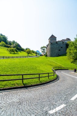 Güzel mimari Kalesi'nde Vaduz, Liechtenstein Prens mavi gökyüzü ile resmi konutu