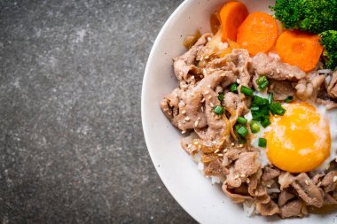 Donburi, domuz eti Pilav kasesi onsen yumurta ve sebze - Japon gıda tarzı