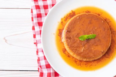 Ev yapımı karamel kremalı puding ahşap arka plan üzerinde