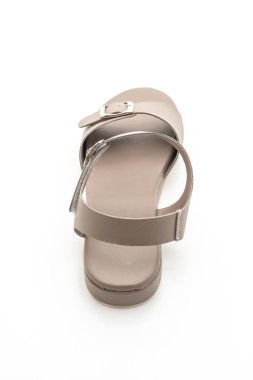 Kadınlar beyaz arka plan üzerinde izole sandalet deri