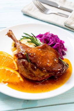 Portakal soslu biftek kızarmış ördek bacak