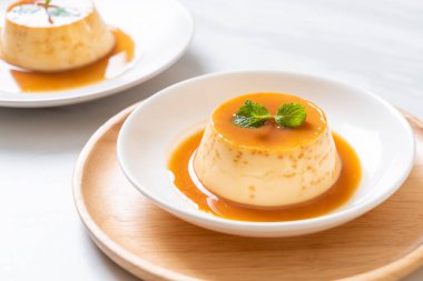 Naneli ev yapımı karamel kremalı puding.