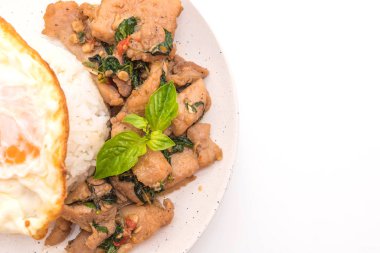 pilav ve kızarmış yumurta beyaz arka plan üzerinde izole fesleğen ile tavada kızartılmış domuz eti