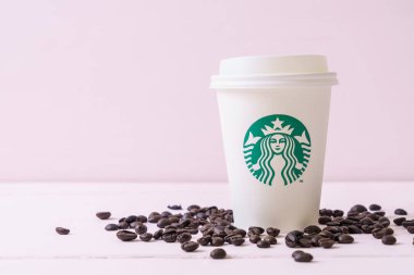 Bangkok, Tayland - 5 Haziran 2018: Beyaz kahve fincanı Starbucks logosu üzerinde tahta arka plan ile. Starbucks dünyanın en büyük kahve evi 61 ülke içinde 20.000'den fazla mağaza ile mi.