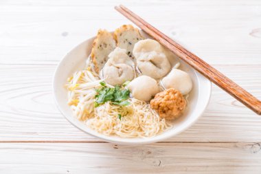 erişte çorbası - Asya gıda tarzı balık top ile