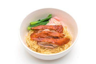 Beyaz arka plan üzerinde izole kavrulmuş duck erişte