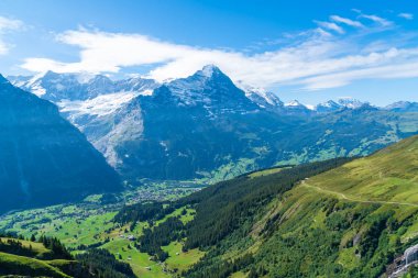 Grindelwald köyü Alpler Dağı ve İsviçre mavi gökyüzü ile