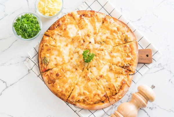 pizza masada bin ada soslu tavuk ızgara