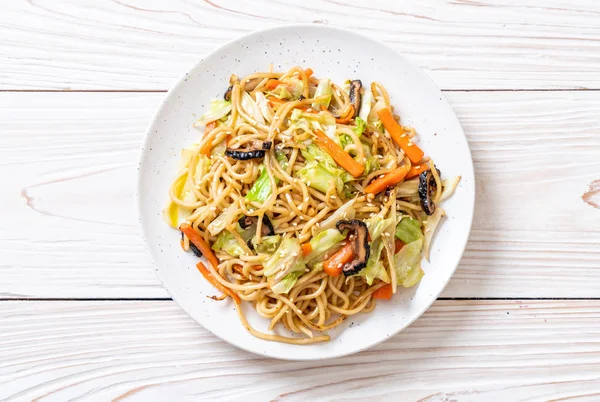 tavada kızartılmış yakisoba noodle sebzeli - vegan ve vejetaryen yiyecekler