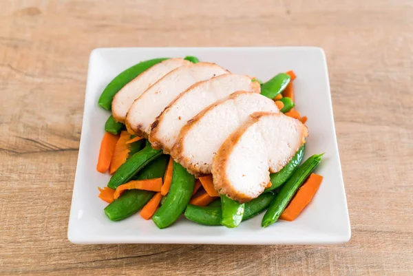 Yeşil bezelye ve havuç tablo ile ızgara tavuk