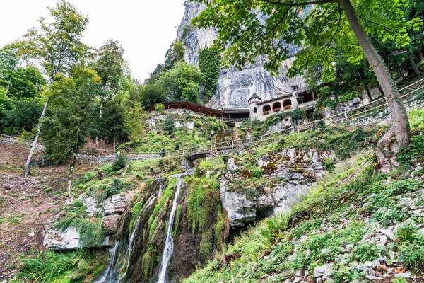 St. Beatus mağara ve şelaleler Thunersee, Sundlauenen İsviçre yukarıda.