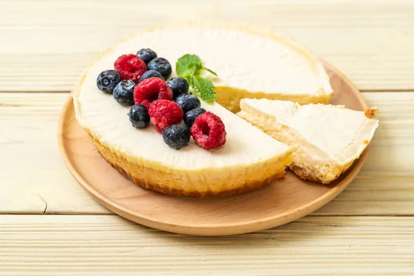 Ev yapımı cheesecake taze ahududu ve yaban mersini ile