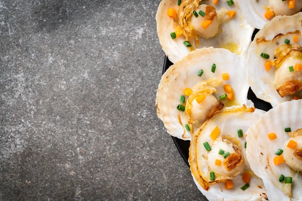 Kızarmış deniz tarağı, tereyağı ve sarımsak.