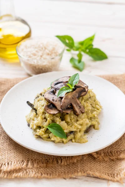 Pesto ve peynir ile ev yapımı Mantarlı Risotto