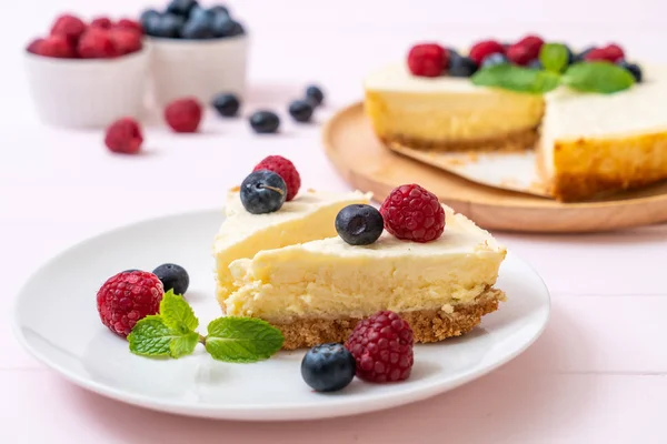 Tarta Queso Casera Con Frambuesas Frescas Arándanos —  Fotos de Stock