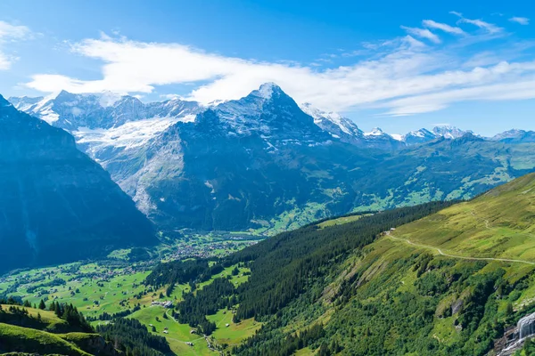 Grindelwald köyü Alpler Dağı ve İsviçre mavi gökyüzü ile