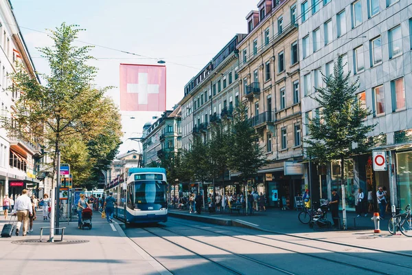 Zürih, İsviçre - 23 Ağustos 2018: Zürih Şehri, İsviçre kaldırımlarda insanlar yürüyüş yaparken bir tramvay merkezi Bahnhofstrasse sürücüler.