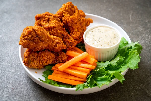 Goreng Sayap Ayam Pedas Dengan Sayuran — Stok Foto